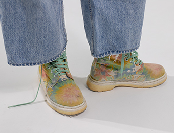 Фото светлых ботинок Dr. Martens в цветочный принт.